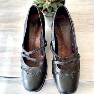 Clarks Black Leather with Brown Stitching Comfort Shoes. Size: 7.5